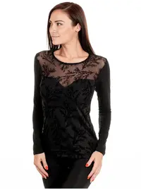 החלק העליון של חולצה שקוף