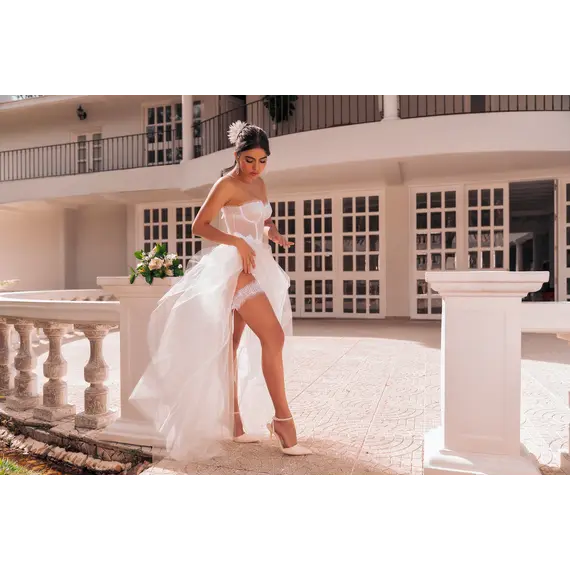 סט מחוך עם ביריות  וחוטיני תואם | תחרה לבנה 8933